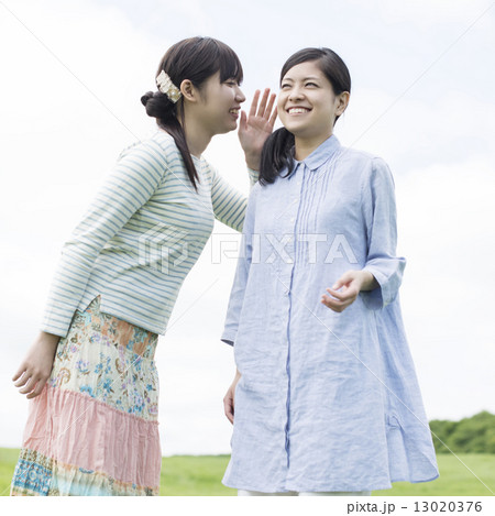 内緒話をする女性 内緒話をする女性 13020376