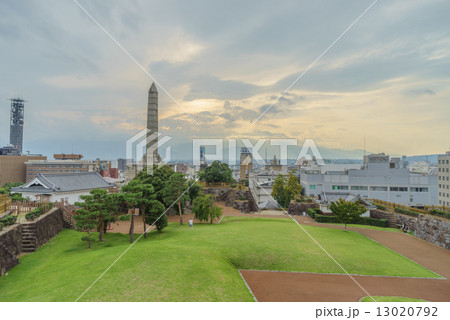 天守台から見た本丸跡と謝恩碑と鉄門 13020792