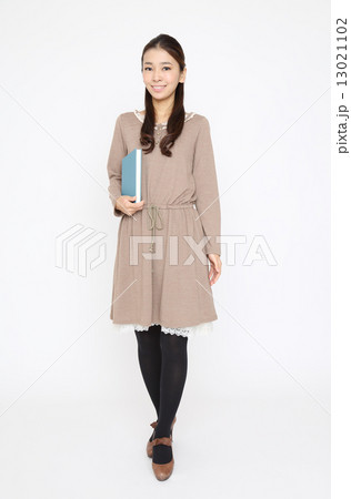 歩く若い女性 13021102