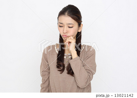 困っている女性 困っている女性 13021142