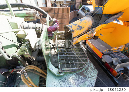 コンクリートボンプ車による生コンの打設 コンクリートボンプ車による生コンの打設 13021280