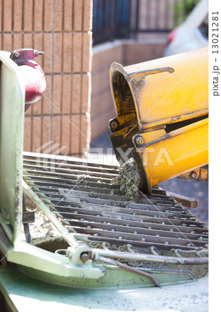 コンクリートボンプ車による生コンの打設　 13021281