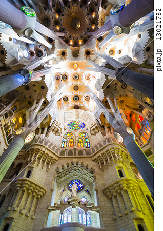 サグラダファミリア内部 13021732