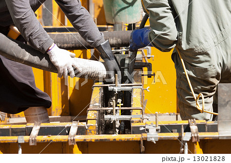 住宅の基礎工事 型枠への生コン打設 住宅の基礎工事 型枠への生コン打設 13021828