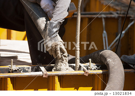 住宅の基礎工事　型枠への生コン打設 13021834