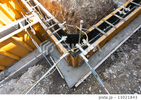 住宅の基礎工事 型枠への生コン打設 住宅の基礎工事 型枠への生コン打設 13021843