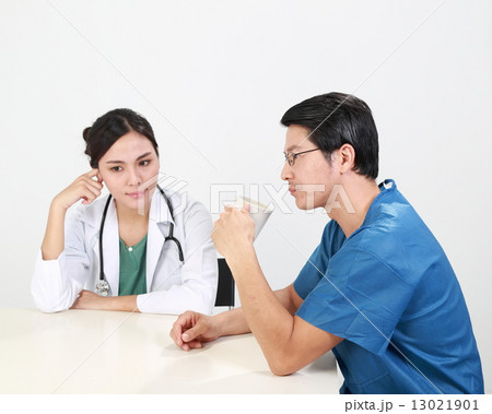 Male and female doctor in cafeteria drink cup discuss  13021901