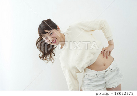 ホットパンツの若い女性の写真素材