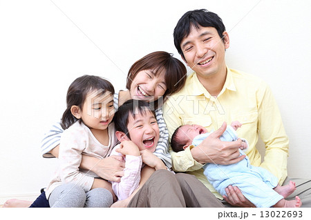 5人家族(5才、4才、生後1ヶ月の3人兄弟) 5人家族(5才、4才、生後1ヶ月の3人兄弟) 13022693