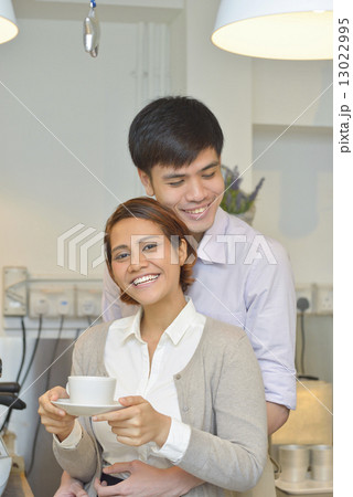 Asian , Young Couple , Cafe 13022995