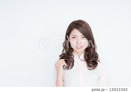 若い女性 若い女性 13023302