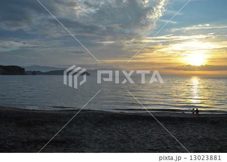 夕暮れの塩谷海水浴場 13023881