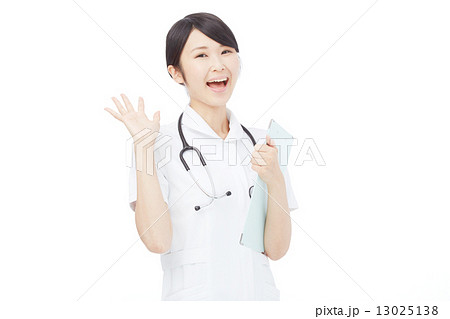 驚くナース 13025138