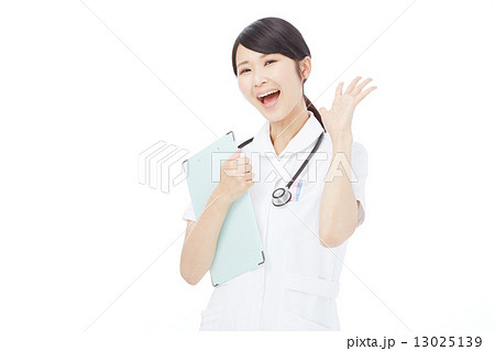 驚くナース 13025139