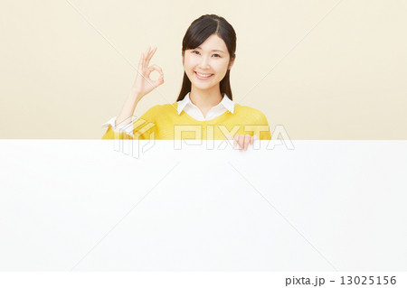 メッセージボードとOKサインする女性 メッセージボードとOKサインする女性 13025156