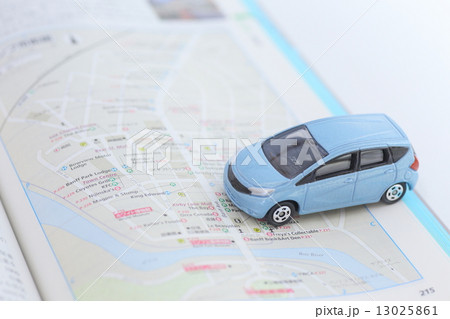 ドライブイメージ 地図と水色の車 の写真素材