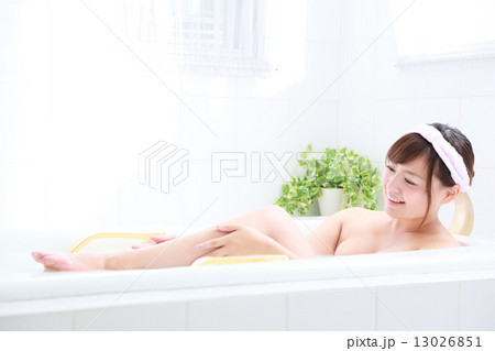 若い女性　バスタイム 13026851