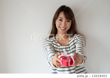 パステル画　プレゼントをもらって微笑む女性 プレゼントを両手で渡す女性の写真素材 [13028401] - PIXTA