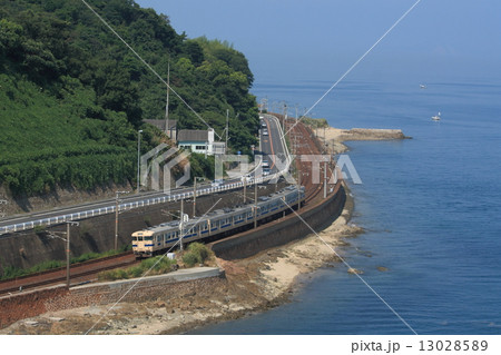 周防大橋から望む山陽本線115系 13028589