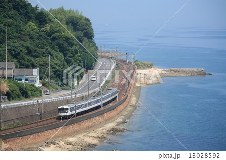 周防大橋から望む山陽本線115系 13028592