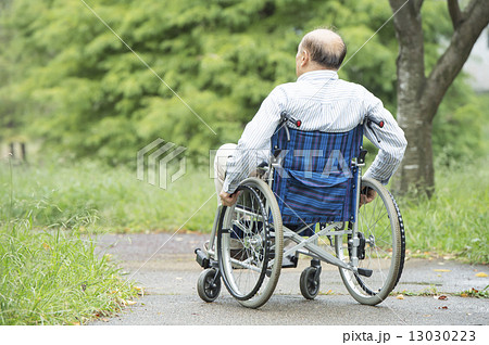 車椅子に乗るシニア男性の写真素材