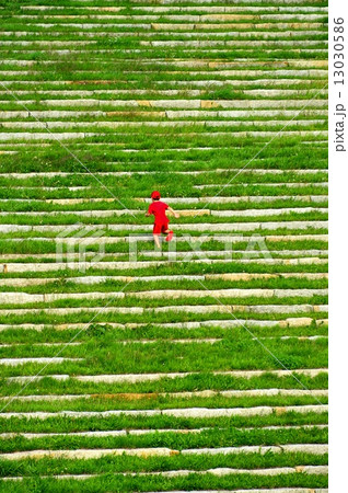 山を駆け上る少年 13030586