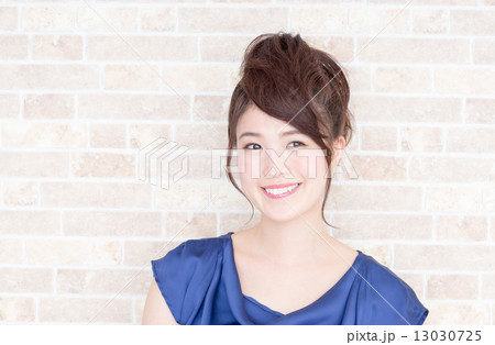 若い女性 若い女性 13030725