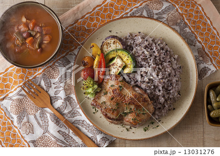 鶏肉の香草焼きと雑穀ごはんとグリル野菜 13031276