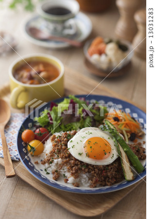 そぼろと卵のせごはんとサラダ そぼろと卵のせごはんとサラダ 13031283