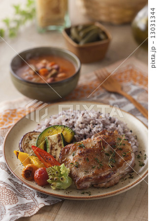 鶏肉の香草焼きと雑穀ごはんとグリル野菜 鶏肉の香草焼きと雑穀ごはんとグリル野菜 13031344