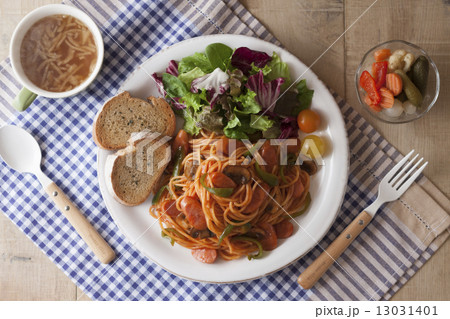 スパゲティナポリタンとサラダとバゲット スパゲティナポリタンとサラダとバゲット 13031401