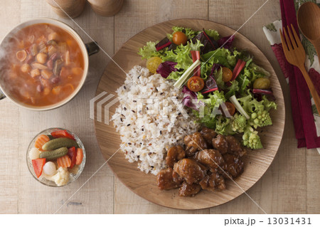鶏肉の甘辛炒めと雑穀ごはんとサラダ 13031431