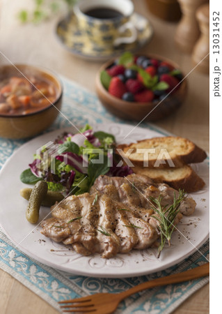 若鶏のソテーとサラダとバゲット 若鶏のソテーとサラダとバゲット 13031452