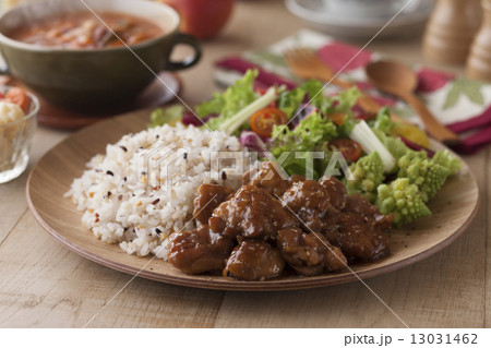 鶏肉の甘辛炒めと雑穀ごはんとサラダ 鶏肉の甘辛炒めと雑穀ごはんとサラダ 13031462