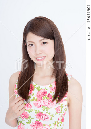 若い女性 若い女性 13031901