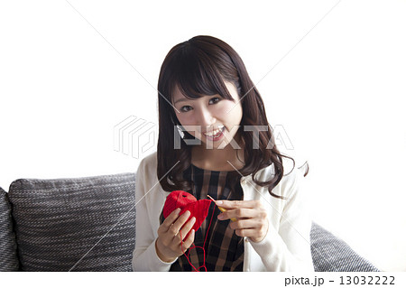 編み物をする女性 13032222