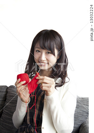 編み物をする女性 13032224