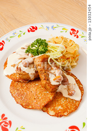 potato pancakes with meat sauce 13032454