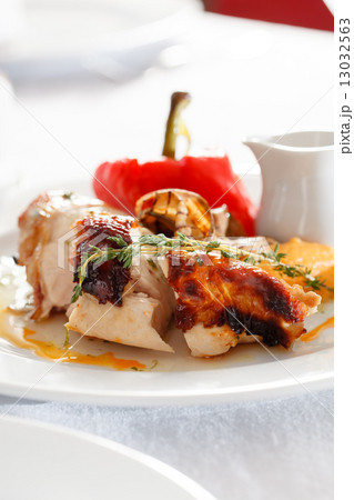 grilled chicken with vegetables 13032563