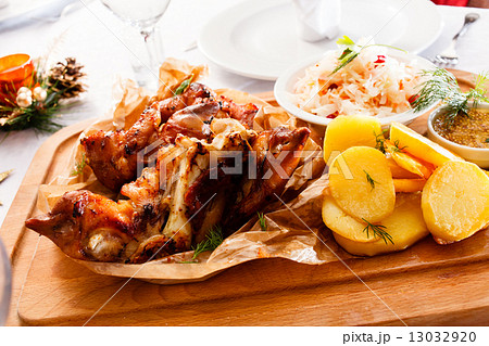 eisbein with braised cabbage 13032920