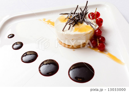 Cheesecake with chocolate sauce 13033000