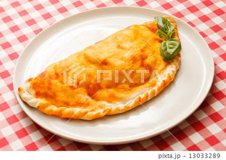 calzone pizza 13033289