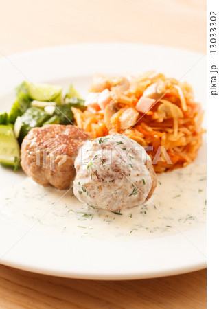 meatballs with cabbage 13033302