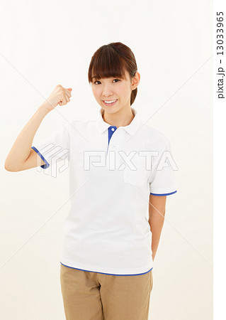 ポロシャツを着た女性 13033965