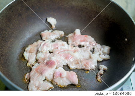 Frying pork Frying pork 13034086