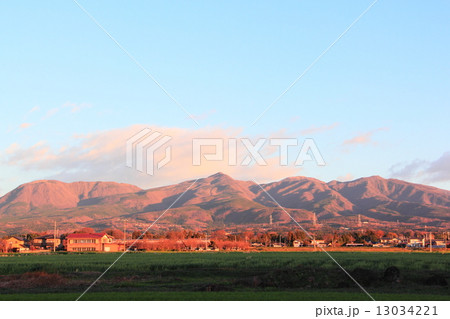 朝日を浴びる赤城山（群馬県） 13034221
