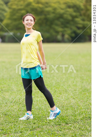 スポーツをする女性  13034301