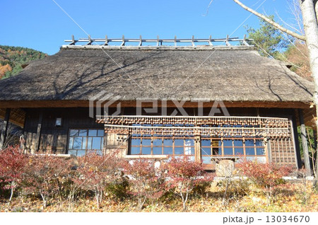 茅葺屋根の家 13034670