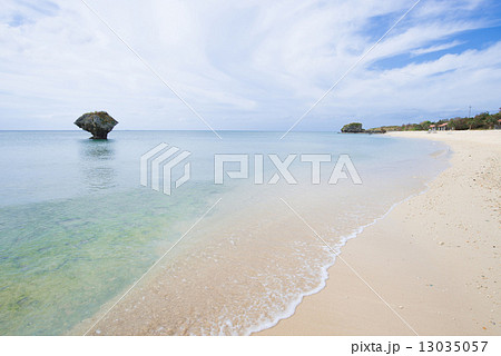 沖縄のビーチ・渡具知ビーチ 13035057