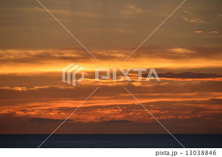 沖縄の空･夕焼け小焼け（瀬底島／沖縄県国頭郡本部町） 13038846
